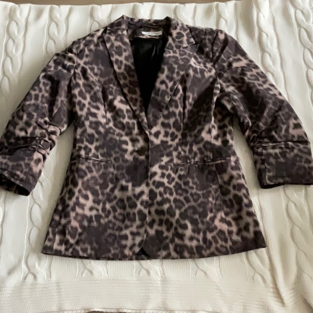 Calvin Klein Leopard print blazer size petite. 3/4 Sleeve.